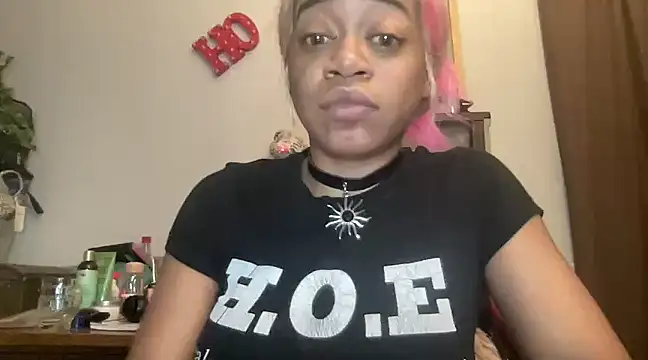 Snapshot of MommyConfident chatting on March 23, 2025, 12:47 am MommyConfident online show from March 23, 2025, 12:47 am