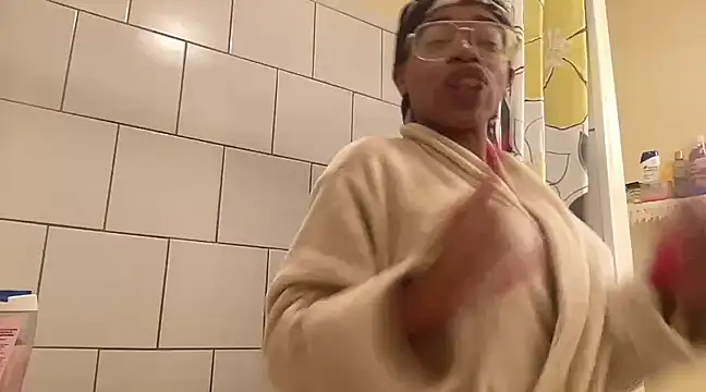 Snapshot of MommyConfident chatting on January 8, 2025, 12:28 am MommyConfident online show from January 8, 2025, 12:28 am