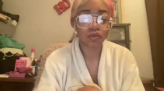 Snapshot of MommyConfident chatting on March 2, 2025, 8:46 pm MommyConfident online show from March 2, 2025, 8:46 pm