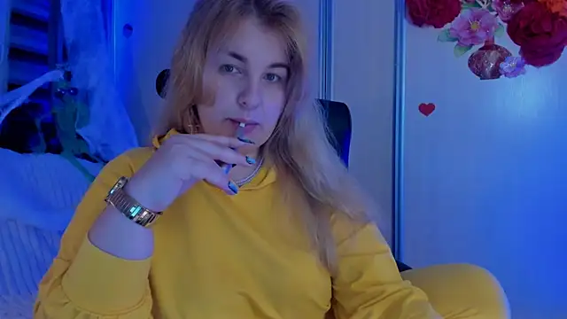 CoraSwon online show from November 3, 2025, 11:19 pm