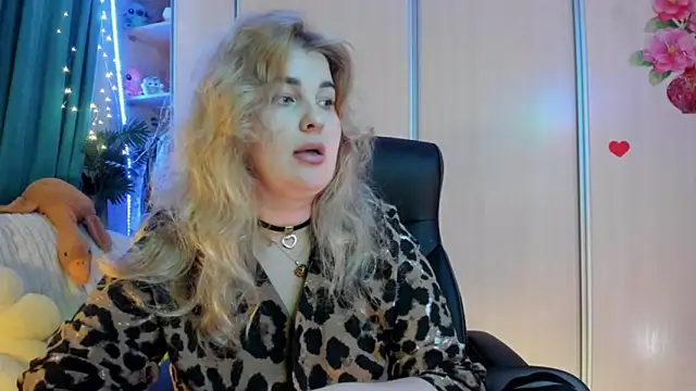 Snapshot of CoraSwon chatting on February 25, 2026, 6:08 pm CoraSwon online show from February 25, 2026, 6:08 pm