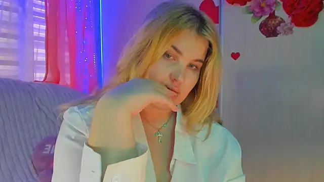 CoraSwon online show from March 14, 2025, 2:52 pm