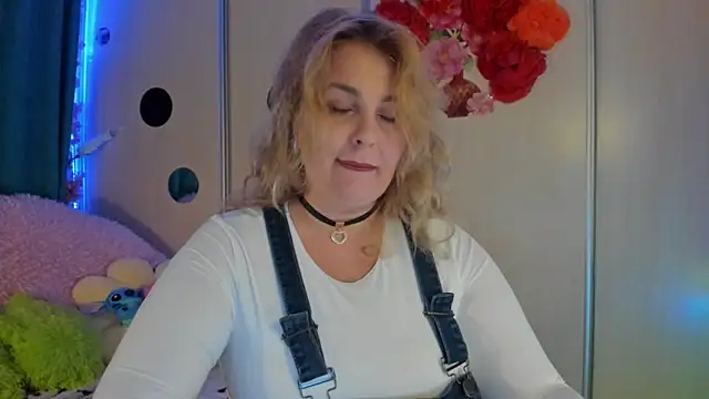 CoraSwon online show from September 15, 2025, 6:52 pm