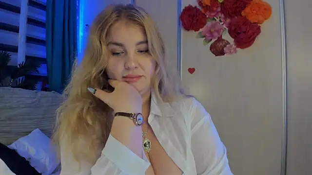 CoraSwon online show from October 18, 2025, 9:39 pm