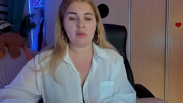 Snapshot of CoraSwon chatting on February 17, 2026, 7:33 pm CoraSwon online show from February 17, 2026, 7:33 pm