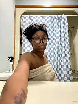 KLoveeee online show from November 21, 2025, 1:04 am