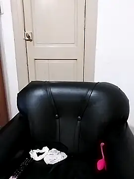 littlebrunett online show from March 12, 2025, 12:15 pm