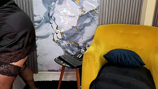 GianellaCox  online show from February 16, 2026, 3:10 pm