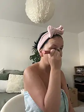 Off  Melonenmandy online show from November 20, 2025, 7:31 am