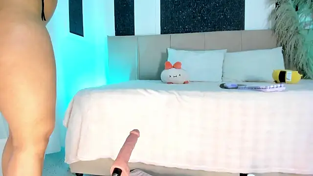 Alaia Manson online show from February 25, 2026, 7:47 pm