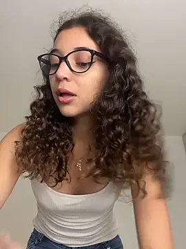 uniquerossie online show from December 15, 2025, 8:09 am