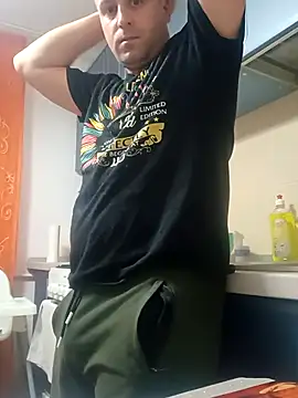 Snapshot of LucianM6 chatting on November 12, 2025, 3:05 pm LucianM6 online show from November 12, 2025, 3:05 pm