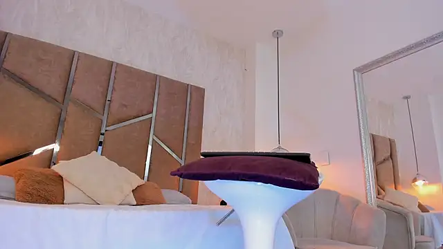 Martinaa Jones  online show from October 5, 2025, 6:20 pm