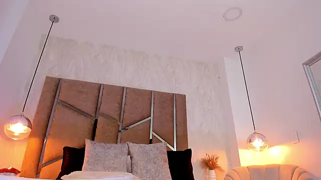 Martinaa Jones  online show from November 21, 2025, 8:08 pm