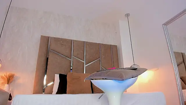 Martinaa Jones  online show from February 26, 2026, 12:38 pm