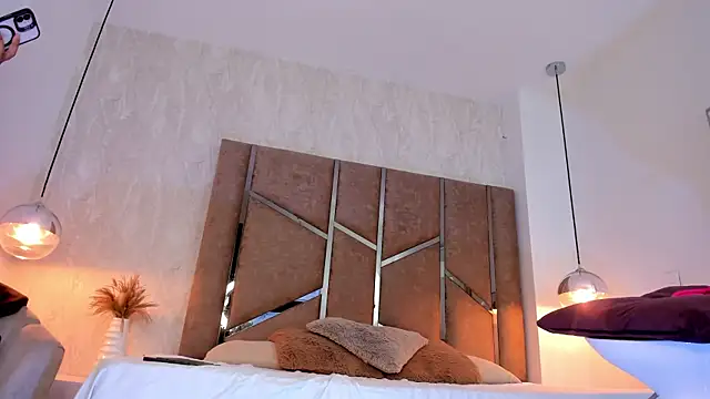 Martinaa Jones  online show from October 21, 2025, 7:35 pm