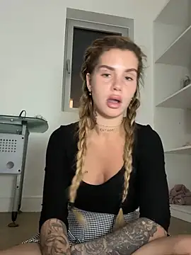 EmiliaCatalina online show from November 1, 2025, 5:03 am