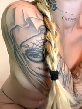 EmiliaCatalina online show from November 28, 2025, 8:31 pm