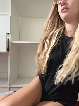 EmiliaCatalina online show from December 13, 2025, 8:04 pm