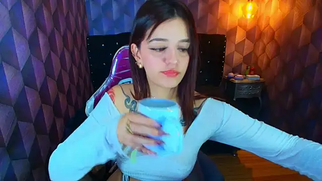 LiaHarryis online show from April 12, 2026, 4:21 pm