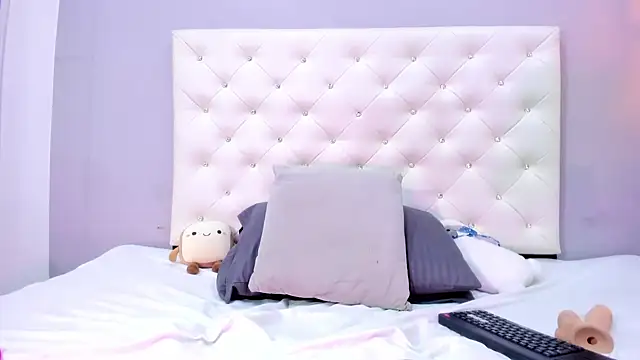 NICOLSKINNY1 online show from February 21, 2026, 8:33 pm