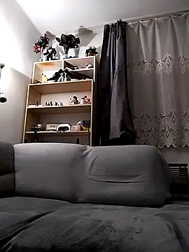 LauraBaby online show from December 15, 2025, 4:46 pm