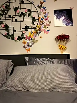 Snapshot of _Neeka_ chatting on October 22, 2025, 1:54 pm  Neeka  online show from October 22, 2025, 1:54 pm