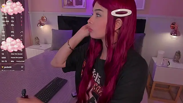 chloe watson  online show from April 15, 2026, 7:58 pm