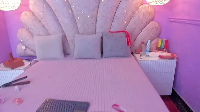 chloe watson  online show from March 13, 2025, 7:50 pm