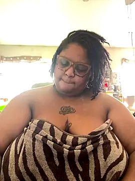 Snapshot of kweenxkarma chatting on October 6, 2025, 10:10 pm kweenxkarma online show from October 6, 2025, 10:10 pm