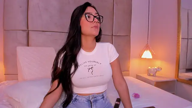 sofiajons  online show from March 19, 2025, 8:11 pm