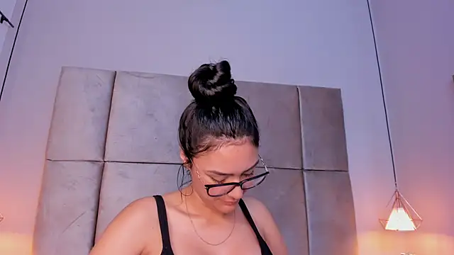 sofiajons  online show from February 18, 2025, 2:05 am