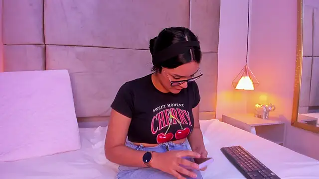 sofiajons  online show from March 11, 2025, 7:58 pm