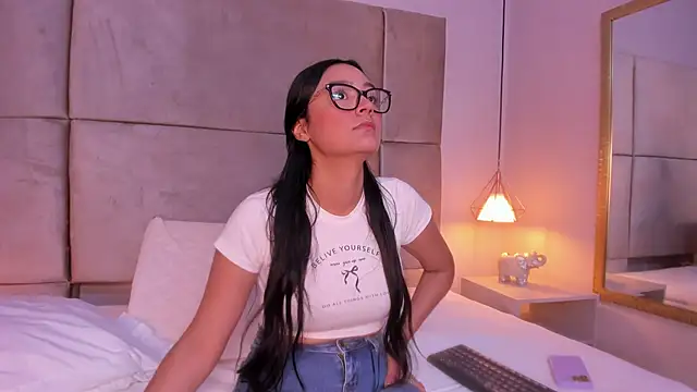 sofiajons  online show from March 14, 2025, 8:06 pm