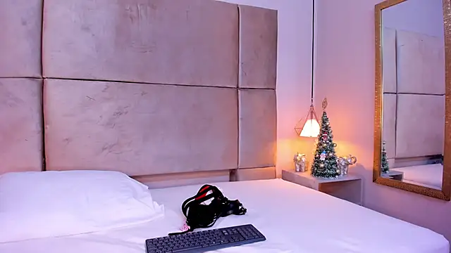 sofiajons  online show from December 31, 2024, 7:07 pm
