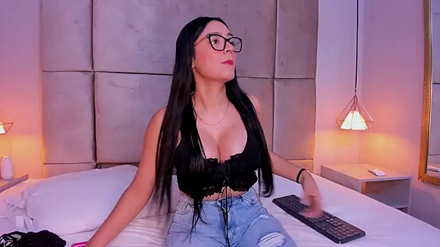 sofiajons  online show from February 13, 2025, 8:03 pm