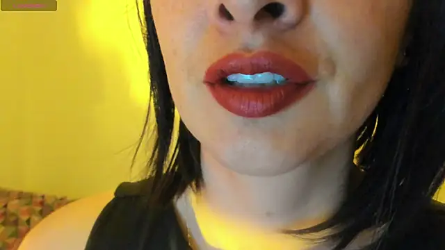 Snapshot of queen_fetish chatting on October 5, 2025, 9:33 am queen fetish online show from October 5, 2025, 9:33 am