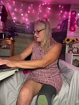 Snapshot of TrenaAnne chatting on June 26, 2026, 2:23 pm TrenaAnne online show from June 26, 2026, 2:23 pm