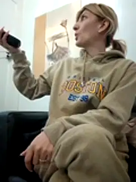 RileyLanna online show from November 13, 2025, 3:43 am