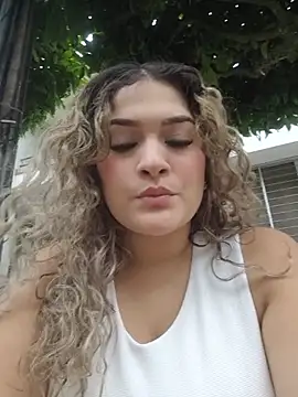 Sara smiiith211 online show from May 18, 2026, 10:25 pm