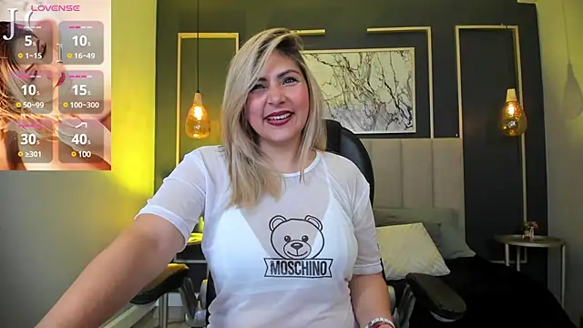 Snapshot of Melanie_silver_ chatting on February 20, 2025, 10:04 pm Melanie silver online show from February 20, 2025, 10:04 pm