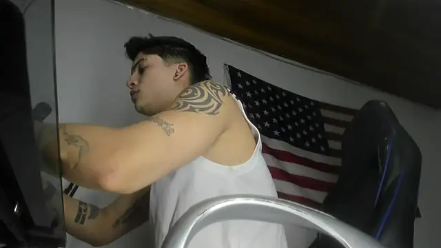 Snapshot of charlie_hotxxx chatting on February 17, 2026, 5:05 am charlie hotxxx online show from February 17, 2026, 5:05 am