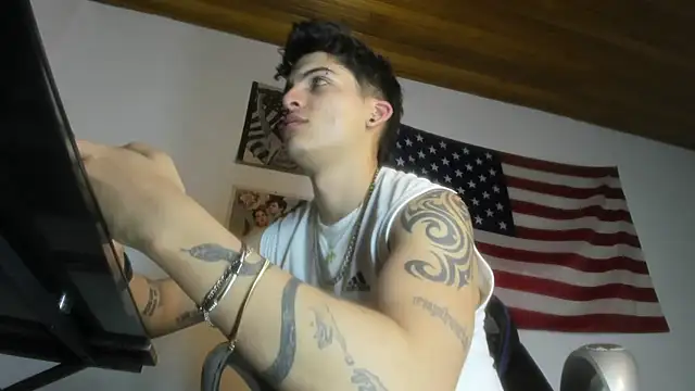 charlie hotxxx online show from November 14, 2025, 3:32 am