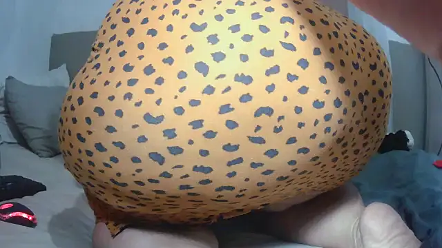 BustyThickyAss online show from October 1, 2025, 5:50 pm