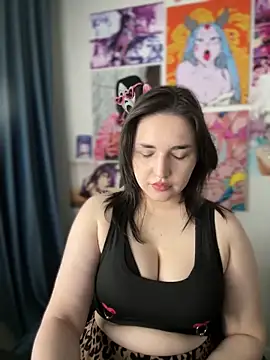 HoneySweetBee online show from April 12, 2026, 4:43 pm