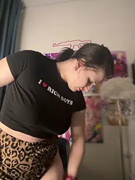 HoneySweetBee online show from April 6, 2026, 9:49 pm