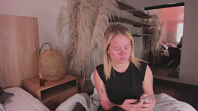 Snapshot of stefanny_ruiz_ chatting on March 10, 2025, 1:00 pm stefanny ruiz online show from March 10, 2025, 1:00 pm