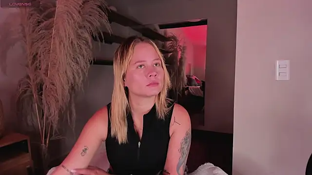 Snapshot of stefanny_ruiz_ chatting on March 11, 2025, 12:17 pm stefanny ruiz online show from March 11, 2025, 12:17 pm