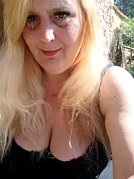 Snapshot of BecciDeluxe chatting on February 23, 2026, 12:28 pm BecciDeluxe online show from February 23, 2026, 12:28 pm