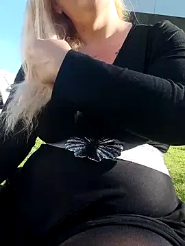 Snapshot of BecciDeluxe chatting on February 24, 2026, 3:13 pm BecciDeluxe online show from February 24, 2026, 3:13 pm